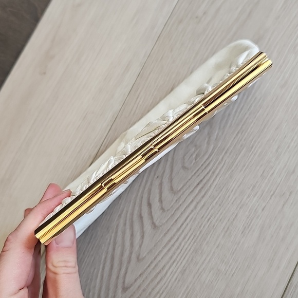 Vintage White Leather Kiss Lock Small Clutch Wallet - Picture 4 of 13